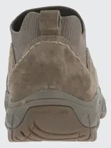 Zapato slip on marrón de gamuza con cuello de punto elástico y suela de goma.