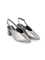Zapato de cuero negro charol con punta fina, slingback con hebilla dorada y taco geométrico con estampado carey.