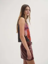 Top de crepé texturado con estampado exclusivo, de corte ajustado y sin mangas.