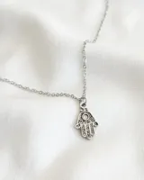 Collar plateado con dije de Hamsa calada.