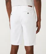 Bermuda masculina de corte slim, confeccionada en sarga lisa color blanco. Cuenta con bolsillos laterales, cierre con botón y cremallera, y trabillas para cinturón.