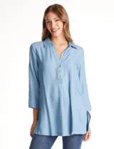 Blusa de lyocell color azul claro, con cuello camisero, escote en V y abertura frontal con tres botones. Mangas 3/4 amplias.