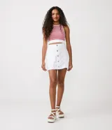 Musculosa cropped de punto acanalado con rayas horizontales rojas y blancas, cuello redondo y sisas con ribete blanco.