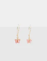 Aros colgantes dorados con dije de mariposa rosa.