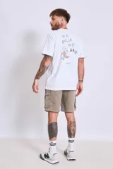 Bermuda color beige con bolsillos cargo laterales.