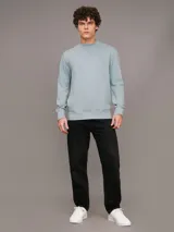 Buzo celeste de cuello redondo, marca Calvin Klein, con logo CK bordado en el pecho.