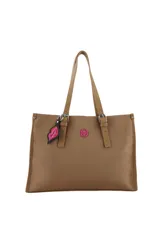Cartera tipo tote color beige con doble asa de hombro, logo circular de la marca en el centro y llavero colgante con forma de labios.