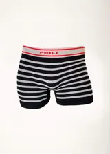 Boxer de microfibra sin costuras con diseño a rayas horizontales en blanco y negro. Cintura elástica con logo de la marca en color rojo.