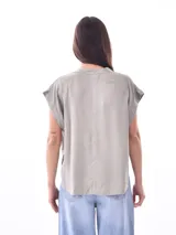 Blusa negra de manga corta con cuello mao y abertura en V con un botón.