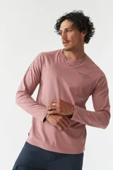 Remera de manga larga verde oscuro para hombre, con escote redondo y logo estampado en el pecho.