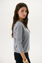 Sweater azul de tejido de punto con cuello redondo y mangas largas.