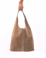 Bolso de hombro color borgoña, hecho de cuero gamuzado, con tachas plateadas verticales.