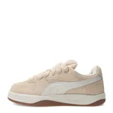 Championes Puma Park Luna SD de gamuza negra con detalles en blanco y suela de goma color caramelo.
