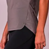 Remera deportiva gris con cuello redondo y mangas cortas.