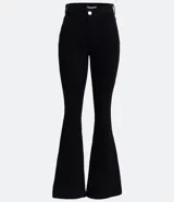 Pantalón flare negro de sarga con elastano, tiro alto, con trabillas en la cintura y cierre con botón.