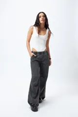 Pantalón jean ancho color gris oscuro, con elástico en la cintura y cordones ajustables en los bajos. Cuenta con grandes bolsillos laterales y traseros.
