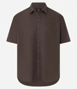 Camisa relaxed de manga corta para hombre, confeccionada en cáñamo y algodón. Tiene cuello inglés, abotonado delantero, bolsillo en el pecho y etiqueta de la marca.