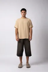 Remera color crudo de lino con textura entramada, calce cómodo y mangas cortas.