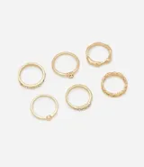 Set de seis anillos dorados con diferentes diseños: lisos, con strass, con forma de corazón y con textura.