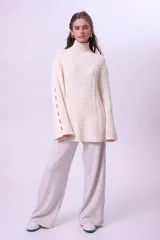 Sweater de punto color borgoña con cuello alto y diseño trenzado.