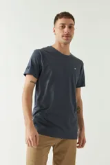 Remera gris de algodón con cuello redondo y logo bordado en el pecho.