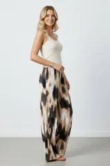 Pantalón de lanilla estampado con cintura elastizada, corte amplio y bolsillos laterales.