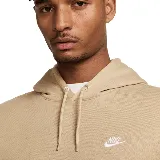 Buzo con capucha Nike Club Fleece color arena, con logo bordado en blanco en el pecho y bolsillo tipo canguro.