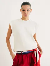 Musculosa azul marino de tejido de punto con cuello redondo y sisas amplias. Diseño minimalista y corte recto.