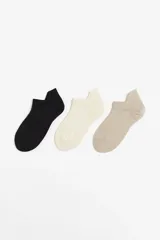 Pack de tres pares de medias deportivas de corte bajo en colores negro, blanco y beige. Confeccionadas en tejido transpirable DryMove™ con secciones caladas en el empeine y caña alta en el talón.