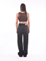 Crop top plateado de tejido acanalado, con cuello redondo y sisas anchas.