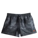 Short deportivo negro con estampado abstracto en tonos grises. Tiene cintura elástica con cordón de ajuste y logo de la marca en la pierna derecha.
