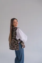 Chaleco con estampado animal print, cuello redondo y lazos laterales para ajustar.
