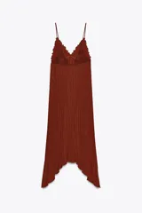 Vestido midi color ladrillo con tirantes finos, escote en pico y detalle de encaje en el busto. Tejido plisado y bajo asimétrico.