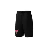 Short de básquet negro de corte regular fit, confeccionado en poliéster liviano con textura de malla. Presenta cintura elástica con cordón ajustable y el logo del equipo Chicago Bulls bordado en la pierna izquierda.