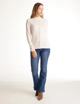 Polera beige de tejido de hilado fino, marca Tahari, con cuello mock y pespunte central en la parte delantera.