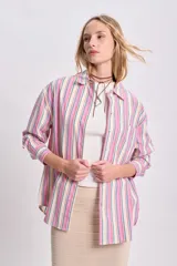 Camisa de manga larga con rayas verticales en tonos rosa, blanco, azul y rojo.