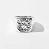 Anillo plateado con forma cuadrada y diseño de árbol de la vida.