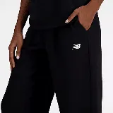 Pantalón de jogging negro de felpa francesa con logo de New Balance estampado en blanco en la pierna izquierda.