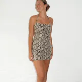 Vestido corto con estampado de piel de serpiente, corte ajustado y breteles finos.