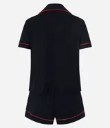 Conjunto de pijama corto americano confeccionado en viscosa certificada. Incluye una blusa de manga corta con cuello solapa, abotonado delantero y bordado de frutilla en el bolsillo; y un short con cintura elástica y lazo.