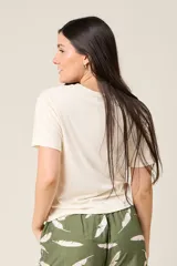 Remera básica de manga corta color negro, de corte recto y cuello redondo.