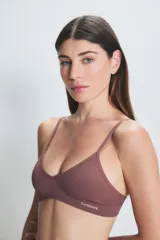 Conjunto de ropa interior color rosa viejo, compuesto por un corpiño sin aro de breteles finos y una bombacha tipo colaless.