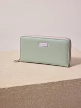 Billetera de poliuretano texturizado color rosado con cierre perimetral y logo metálico al frente.