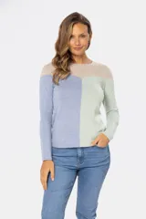 Buzo tejido de algodón con diseño combinado en bloques de color: beige en la parte superior, azul en la parte inferior izquierda y verde en la parte inferior derecha.