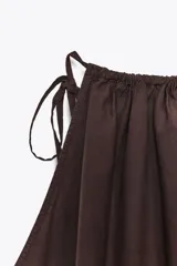 Top marrón con cuello halter ajustable con lazada.