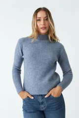 Sweater tejido celeste con cuello alto y mangas largas.