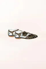 Sandalias cangrejeras con estampado animal print, corte artesanal y suela de cuero.