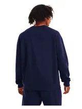 Buzo Under Armour Rival Fleece Crew de hombre, color azul marino, con logo pequeño bordado en el pecho.