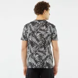 Camiseta negra de manga corta con estampado de hojas de palmera en blanco y gris.