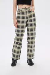 Pantalón de jean con estampado tie dye en tonos verde oliva y gris, de corte holgado y tiro alto.